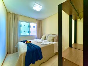 a bedroom with a bed with a bowl of fruit on it at Apto Frente Mar Bali Beach Home Club 3 Quartos Climatizados Cozinha Completa Sacada com Churrasqueira 2 Vagas de Garagem Piscina borda infinita Sauna Academia Cinema Quadra Salão de Jogos Pé na Areia 15min do Beto Carrero in Piçarras +61 photos
