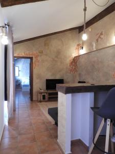 a living room with a counter and a television at Apartamento Turístico Vasco Núñez de Balboa in Jerez de los Caballeros