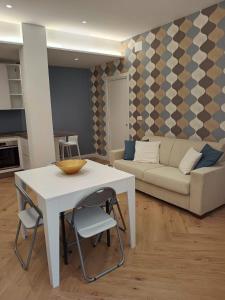 a living room with a table and chairs and a couch at Appartamento in centro in Termoli