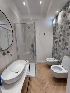 a bathroom with a shower and a toilet and a sink at Appartamento in centro in Termoli