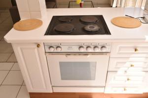 einen weißen Herd mit Backofen in einer weißen Küche in der Unterkunft holiday home away from home1 in Johannesburg