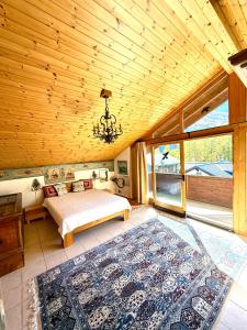 a bedroom with a bed and a wooden ceiling at Stilvolle grosszügige 7.5 Zi Maisonette Wohnung 10 Pers in Saas-Fee