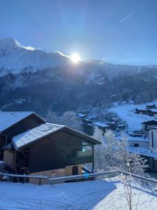 里雾诗Vue Des "Chavants" Studio 20 M With Balcony的雪中,太阳在背后的建筑