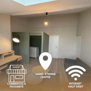 ein Wohnzimmer mit einem Zimmer in der Unterkunft Nid Douillet Sous Les Toits - Calme et Cosy in Saint-Étienne