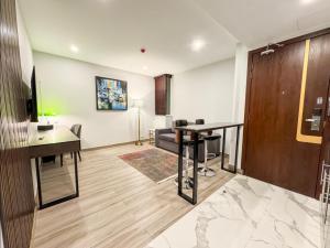- un bureau avec un bureau et une table dans une chambre dans l'établissement Chirani Signature Hotel, à Islamabad