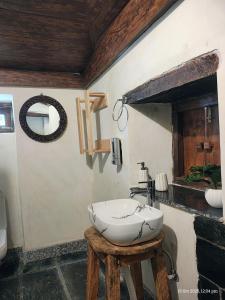 Un baño de Heritage House by Himtrek Stays, Mcleodganj