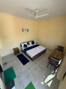 ein Schlafzimmer mit einem Bett und einem Stuhl darin in der Unterkunft Tathastu Resorts in Tehri-Garhwāl