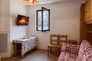 a living room with a table and a chair at Vue Des "Chavants" Studio 20 M With Balcony in Les Houches