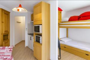 a small room with a bunk bed and a kitchen at Vue Des "Chavants" Studio 20 M With Balcony in Les Houches