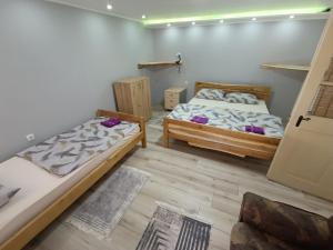 Katil atau katil-katil dalam bilik di Apartman Marina i Sobe Luka +43 gambar