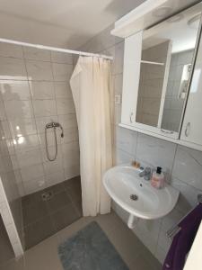 Bilik mandi di Apartman Marina i Sobe Luka