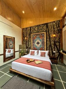 una camera da letto con un letto grande in una stanza di Heritage House by Himtrek Stays, Mcleodganj a Dharamsala