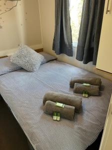 Una cama con cuatro almohadas encima. en Beautiful Holiday Home Close to the Sea, en Poughill 38 fotos más