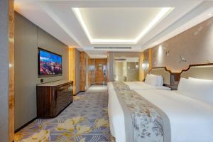 a hotel room with a large bed and a flat screen tv at 上海浦天美泊酒店 in Shanghai