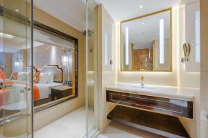 a bathroom with a shower and a sink and a bed at 上海浦天美泊酒店 in Shanghai +31 photos