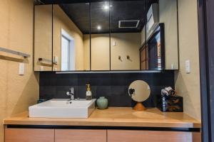 Ένα μπάνιο στο 嵐月-嵐山景區內獨棟別墅 +36 φωτογραφίες