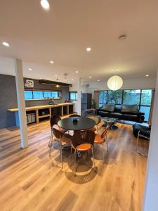 a living room with a table and chairs and a couch at 雲の家 旧東海道沿いの畑宿の温もりステイ in Hakone