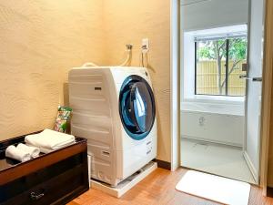 a washing machine in a room with a window at 嵐月-嵐山景區內獨棟別墅 in Kyoto