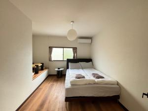a bedroom with a large bed in a room at 雲の家 旧東海道沿いの畑宿の温もりステイ in Hakone