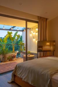 Kim QuanにあるLeng Ecopark Vangogh Hideawayの大きなベッドとバルコニーのある寝室 +93枚の写真