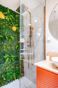 Le Tropical في لو غراو دو روا: حمام به جدار أخضر وبه نباتات +19 صورة