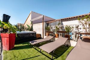 Le Tropical في لو غراو دو روا: فناء على كراسي وطاولات على العشب