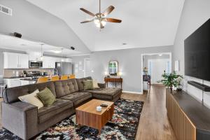 WarrenvilleにあるPeaceful Family Retreat Near Augusta homeのソファとテーブルのあるリビングルーム +22枚の写真