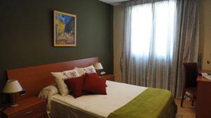 sypialnia z łóżkiem i oknem w obiekcie Hotel Montero w mieście Mondoñedo