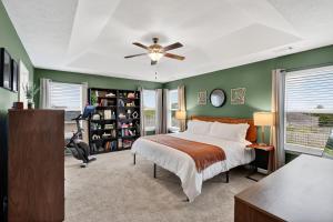 WarrenvilleにあるPeaceful Family Retreat Near Augusta homeの緑の壁のベッドルーム1室(ベッド1台付)