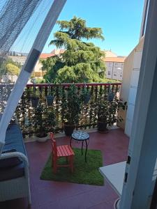- un balcon avec un arbre et une table dans l'établissement Appartamento Zaira, à Grosseto
