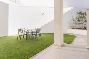 een eetkamer met een tafel en groen gras bij LR Vintage 64 in Vila Real
