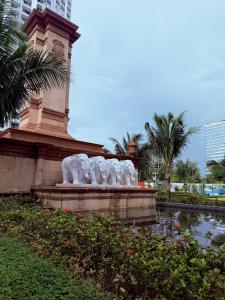 西哈努克SB Condo Sihanoukville -700m to U MALL的公园里的三座北极熊雕像