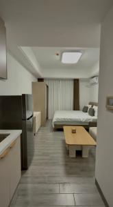 西哈努克SB Condo Sihanoukville -700m to U MALL的有两张床和一张桌子的房间