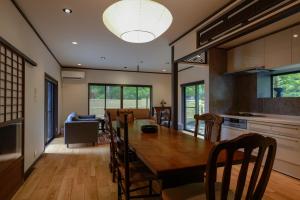 a kitchen and dining room with a table and chairs at 嵐月-嵐山景區內獨棟別墅 in Kyoto