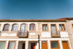 een gebouw met ramen en balkons erop bij LR Vintage 64 in Vila Real