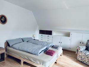 Postel nebo postele na pokoji v ubytování Zentrale Ferienwohnung in Friedrichsdorf für 1-7 Personen