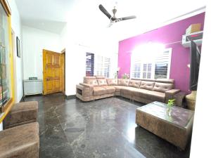 un salon avec un canapé et une table dans l'établissement Evergreen Shola View, à Chikmagalur 81 autres photos