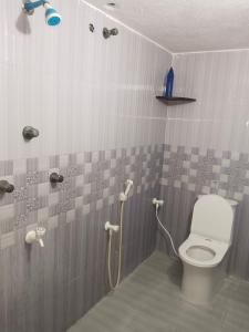 Ένα μπάνιο στο Jeremy Residency +3 φωτογραφίες