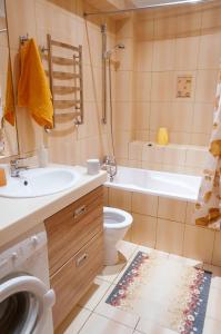 ein Badezimmer mit einem Waschbecken, einem WC und einer Badewanne in der Unterkunft Apartment Na Shevchenka 3 in Lwiw