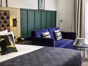 a hotel room with a bed and a couch at Mercure Oxford Hawkwell House Hotel in Oxford +75 photos