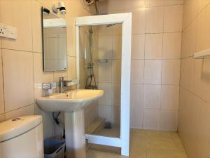 a bathroom with a sink and a shower and a toilet at Hill Cool Hotel & Restaurant in Hatton +81 photos