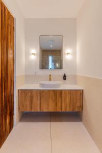 Ένα μπάνιο στο Villa Valli 4, Luxury Mediterranean Villa Bingin +2 φωτογραφίες