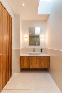 Φωτογραφία από το άλμπουμ του Villa Valli 4, Luxury Mediterranean Villa Bingin σε Uluwatu