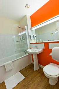 ein Bad mit einem WC, einem Waschbecken und einer Dusche in der Unterkunft Cit'Hotel Du Circuit in Magny-Cours