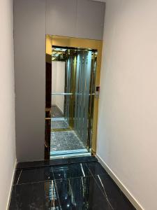 a hallway with a glass shower in a building at Résidence montana in Deli Ibrahim