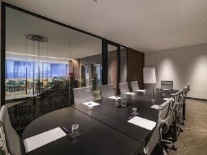 セントジュリアンズにあるMercure St. Julian's Maltaの長いテーブルと椅子のある会議室 +138枚の写真