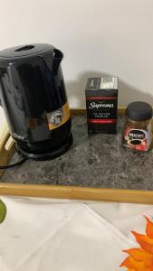 een koffiepot en een doos op een aanrecht bij Ghislaine in Iquique