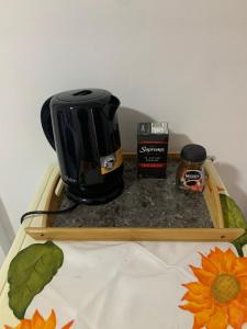 een koffiezetapparaat op een aanrecht bij Ghislaine in Iquique