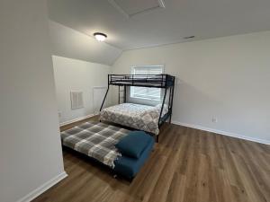 a bedroom with a bunk bed in a room at Hidden gem at the lake 4 bedrooms in Moneta