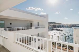 Un balcón o terraza en HORIZON SUITES by the Sea